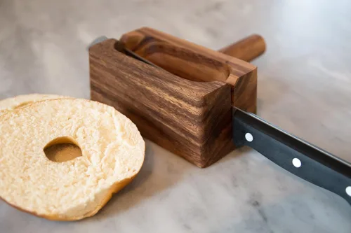 Vista 5 de Ironwood Gourmet 28330 Local 338 Bagel Miter, Madera de acacia, 7 x 5.5 x 2.5 pulgadas