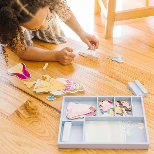 Vista 5 de Melissa & Doug Disney Belle - Juego de muñecas magnéticas de madera para disfrazarse (más de 30 piezas)