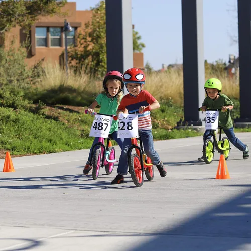 Vista 8 de GOMO Bicicleta de entrenamiento para niños de 18 meses, 2, 3, 4 y 5 años de edad, colores fantásticos, para niños pequeños. Bicicleta sin pedales