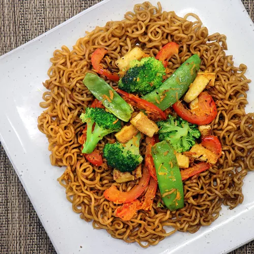Vista 7 de [ICHIBAN DE SAPPORO] Yakisoba, fideos fritos japoneses instantáneos de sabor n.º 1, delicioso Chow Mein (3.6 onzas x 24 paquetes) Paquete de 24