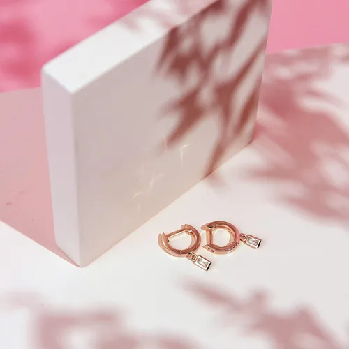 Vista 4 de PAVOI Aretes colgantes de plata de ley S925 chapados en oro de 14 quilates para mujer, adorno religioso cruz, mal de ojo, trébol, celta, aretes