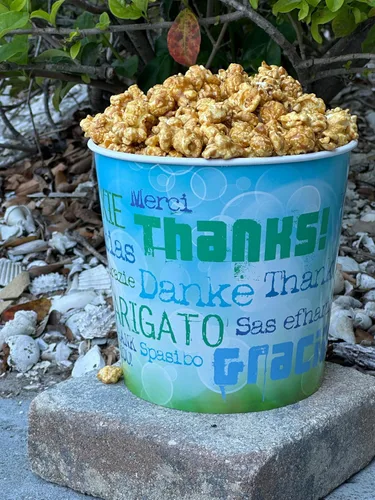 Vista 4 de Signature Popcorn, Cubo de regalo de agradecimiento de 1 galón, palomitas de maíz, recipiente de plástico reutilizable, aperitivo gourmet, sin