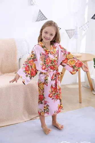 Vista 5 de TIMSOPHIA Kimono floral de satén para niños, bata de baño para boda, spa, fiesta, regalos de novia, ropa de dormir, bata de baño