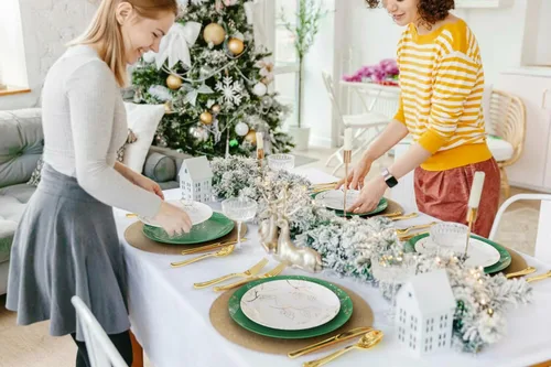 Vista 7 de Trendables Platos de Navidad desechables 100 piezas de vajilla navideña, juego de platos de plástico de Navidad incluye: 20 platos llanos de 10