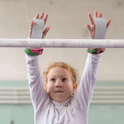 Vista 5 de HOLVIST Puños de gimnasia Puños de gimnasia hechos de cuero Empuñaduras de gimnasia para niñas de 10 a 12 Empuñaduras de gimnasia con velcro