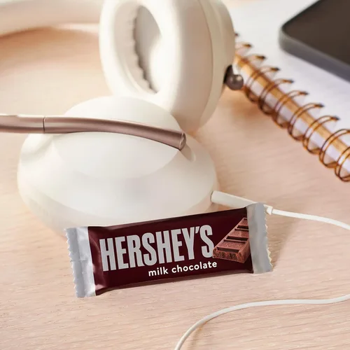 Vista 4 de HERSHEY'S Tamaño de bocadillo de chocolate con leche, barras de caramelo, 0.45 onzas (8 unidades)