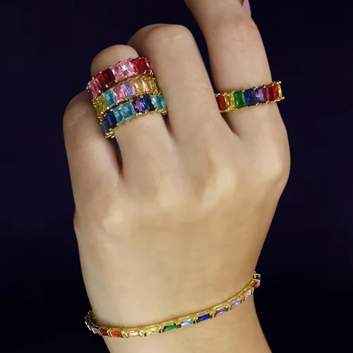 Vista 4 de Anillo de eternidad con piedras preciosas creadas AAA de corte esmeralda, chapado en oro amarillo de 18 quilates