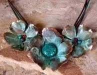 Vista 2 de Elaine Coyne Collectible Artwear Verdigris Patina - Collar de flores escultóricas graduadas - Chrysocolla, Latón, Crisoprasa