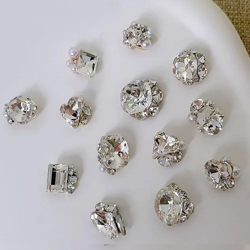 Vista 4 de 8 piezas de perlas 3D de diamantes de imitación para uñas, dijes de perlas brillantes de corazón de lujo, corazones blancos transparentes, copos