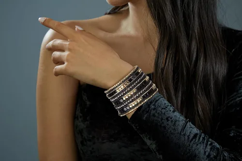 Vista 8 de SPUNKYsoul Boho Cuff Bracelets, Women Adjustable Stackable Beaded Accessory Cubo negro y dorado "Blake