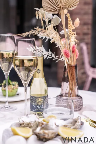 Vista 5 de VINADA - Crispy Chardonnay Mini - Vino Cero Alcohol - 6.8 fl oz (24 Botellas de Vidrio)