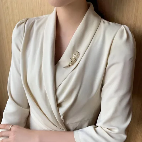 Vista 4 de MJWDP - Exquisito broche de oreja de trigo de gama alta para mujer accesorios de personalidad ropa fija hebilla de luz atmosférica a juego color A