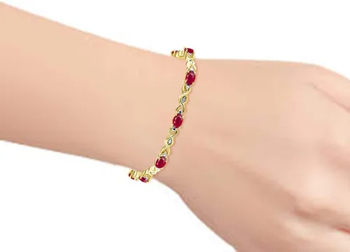 Vista 2 de Impresionante juego de pulseras de tenis XOXO de Ruby & Diamond Hugs & Kisses en plata chapada en oro amarillo, ajustable para adaptarse a muñecas