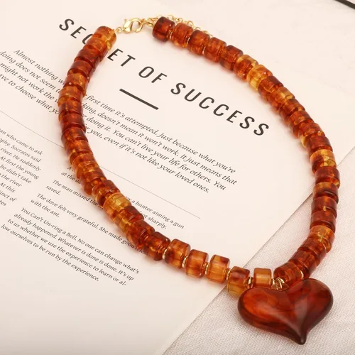 Vista 5 de Dr's gift Collar grueso para mujer, collar de corazón con dije de corazón de acrílico naranja, gargantilla de cuentas gruesas ámbar con colgante