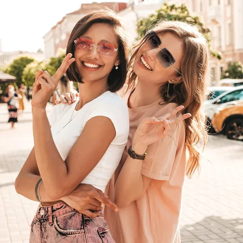 Vista 6 de URATOT Gafas de sol rectangulares sin montura transparente retro gafas de sol vintage con marco de metal para mujeres y hombres Transparenteazul