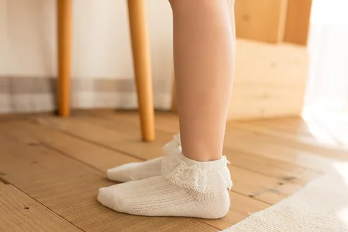 Vista 6 de Calcetines de vestir con volantes y ojales para niñas y niños pequeños