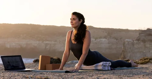 Vista 6 de Everyday Yoga Bloque de yoga de madera de corcho de alta densidad, mejora la fuerza, flexibilidad con soporte de mano de entrenamiento de ladrillo