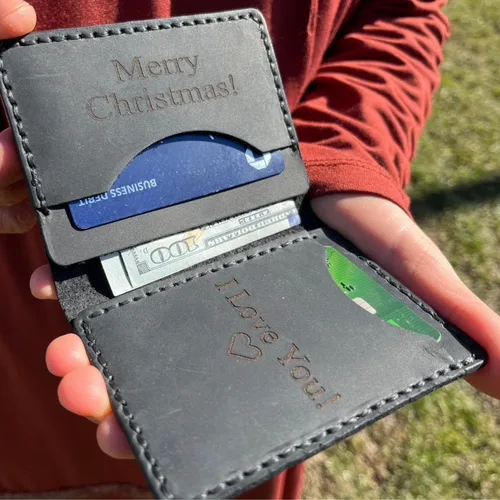 Vista 3 de Cartera minimalista de cuero genuino grabada personalizada para hombres y mujeres, carteras personalizadas con 4 ranuras para tarjetas con llavero