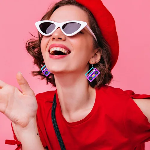 Vista 2 de Aretes de los años 70, 80 y 90 para mujer, aretes retro de cinta de cassette acrílica, aretes colgantes para Halloween, cosplay, fiesta brillante