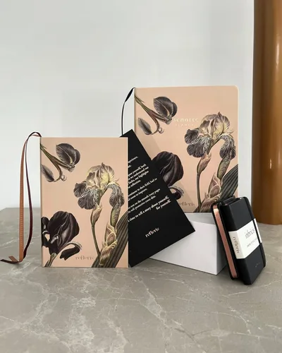 Vista 8 de Diario de cuadrícula de puntos A5 – Cuaderno de papel marfil con tapa dura de peonía, bordes de cobre, lazo para bolígrafo, 2 marcadores de cinta