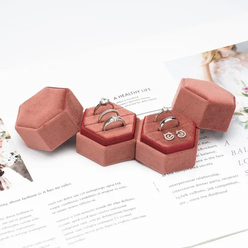Vista 4 de Giftop Caja de terciopelo hexagonal igual para anillos, 3 ranuras para ceremonia de boda, propuesta, compromiso, cumpleaños (rosa polvoriento)