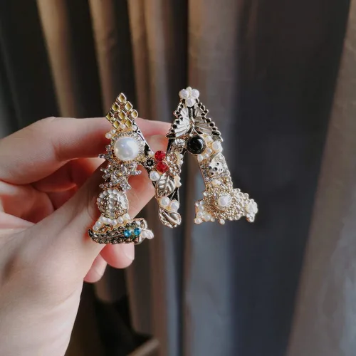 Vista 5 de RINHOO Broche con inicial de perlas, broche de cristal A-Z, 26 letras del alfabeto, broche esmaltado colorido, alfiler, joyería para regalo de mujer
