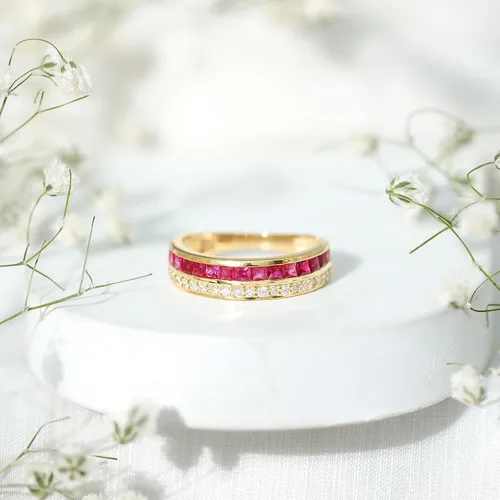 Vista 3 de Anillo de media eternidad de diamantes y rubí de 1.25 quilates para mujer Calidad AAA