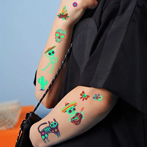Vista 2 de 10 piezas de 100 tipos de tatuajes temporales luminosos de dibujos animados para niños, esqueletos de azúcar, esqueletos, piedras preciosas, flores