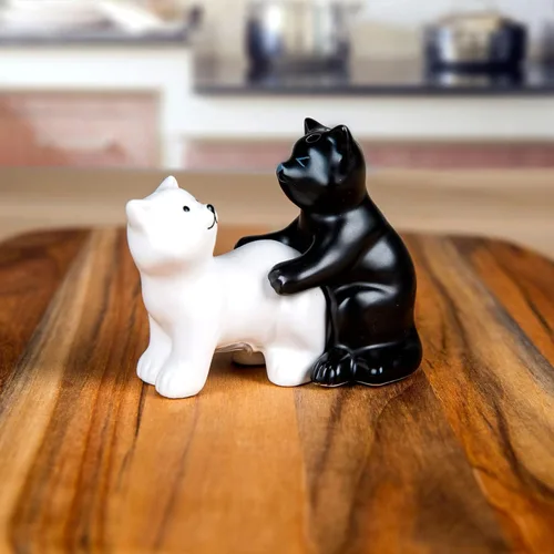 Vista 2 de BigMouth Inc Juego de saleros y pimenteros de gatos, decoración de cocina novedosa y regalo de broma divertido