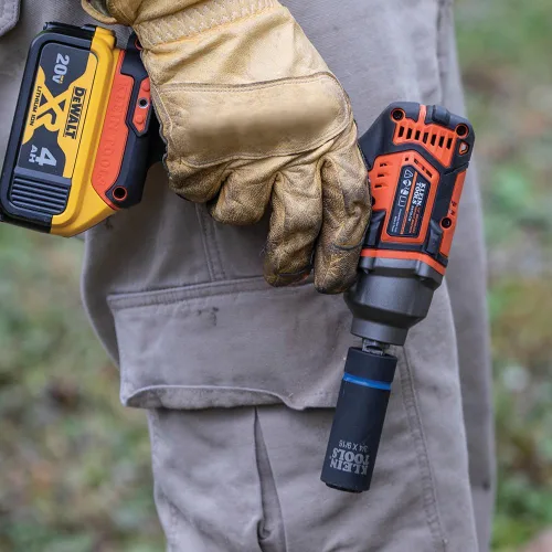 Vista 6 de KLEIN TOOLS BAT20CW Llave de impacto a batería de 1/2 pulgada con diseño compacto para un excelente control en espacios reducidos