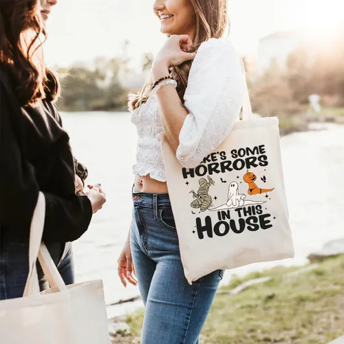 Vista 5 de Bolsa de lona de Halloween para mujer, con texto en inglés "There Some Horrors in this House", bolsa de compras ecológica