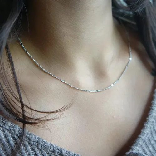 Vista 2 de BERISO Gargantilla satélite chapada en oro de 14 quilates, cadena de 3 cuentas azules, collar de cadena brillante con corazones abiertos, cadena