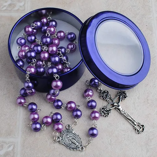 Vista 3 de Collar de rosario de perlas de cristal púrpura y rosa con pieza central de miracuolo y crucifijo de plata con caja de regalo de metal Puprle, Perla