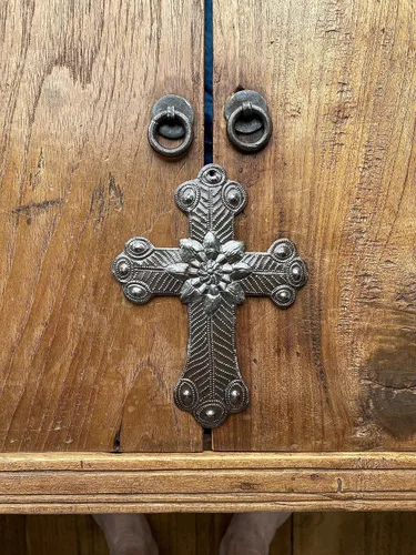 Vista 4 de Arte de pared de metal, cruz sagrada de Milagro, llévate tu preocupación, ornamental, etiqueta de regalo, hecho a mano en Haití, 3.75 x 4.5 pulgadas