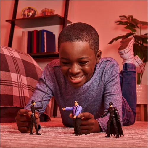 Vista 3 de DC Comics Batman - Paquete de 3 con figuras de acción exclusivas de Batman de 4 pies, Selina Kyle, el pingüino, 3 accesorios
