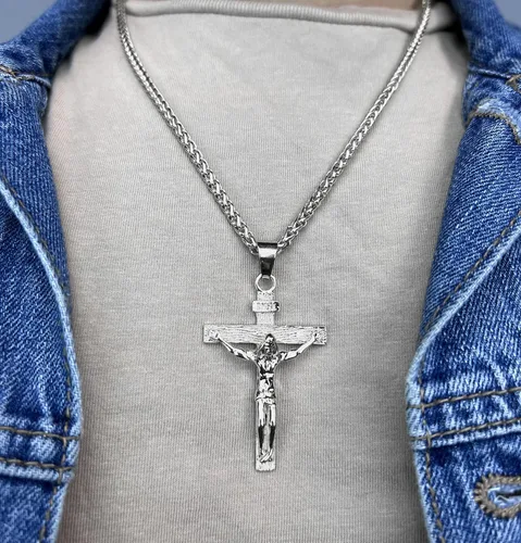 Vista 3 de Colgante de cruz chapado en oro de 18 quilates o plata 925 de 0.138 in, cadena Figaro con crucifijo Jesús INRI para hombres y mujeres. Cierre