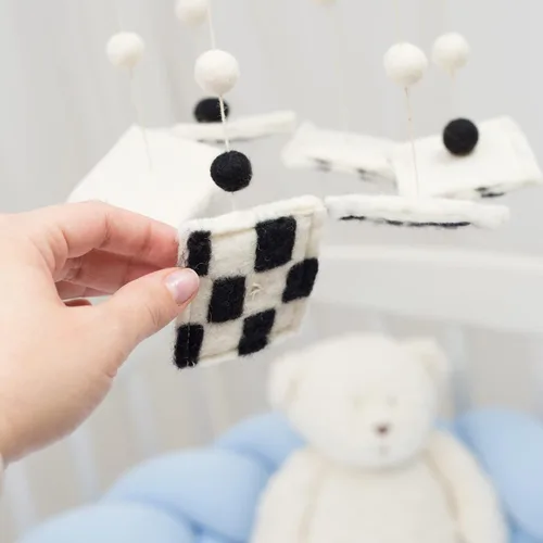 Vista 4 de GLACIART ONE Móvil para cuna de bebé en blanco y negro Juguetes seguros de lana de alto contraste, decoración neutra de habitación para niños