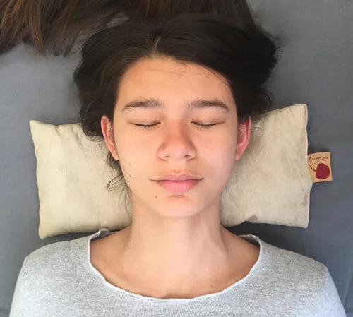 Vista 2 de Almohada cervical para el cuello, Tan Ultra Suede, Cherry Pit-Stone, Ayuda para dormir caliente/frío para microondas, paquete de calor húmedo