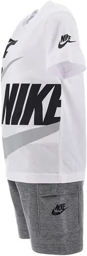 Vista 3 de Nike Conjunto de camiseta deportiva y pantalones cortos cargo (bebéniños pequeños), Blanco Gris