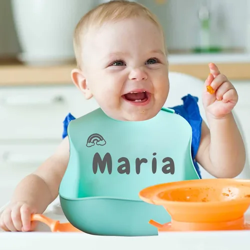 Vista 2 de FCQIANKM Juego de baberos de silicona personalizados para bebés, cuchara y tenedor con icono de nombre, baberos personalizados para niños pequeños