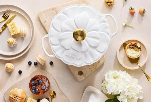 Vista 6 de Le Creuset Estofador de pétalos de hierro fundido esmaltado, 2.25 cuartos de galón., Blanco