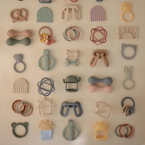 Vista 7 de mushie Manopla de dentición de silicona para bebés de más de 3 meses (arcoíris) Silicona texturizada y tela sensorial con correa ajustable