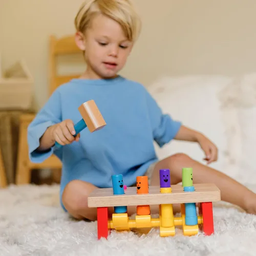 Vista 2 de Melissa & Doug, juguete de taller de madera con maza, Banca golpeada, Multicolor