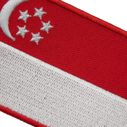 Vista 4 de A-ONE -Parche bordado de la bandera nacional de Singapur + Pin de metal de Singapur en bolsas, banderas del país del mundo Pinbadges NO.079A rojo