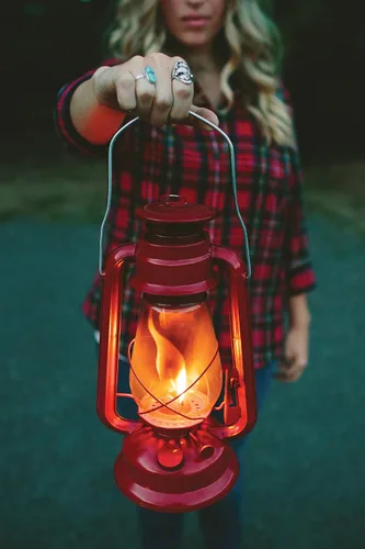 Vista 5 de Stansport Hurricane Lantern – Classic Metal Kerosene Oil Lamp with Glass Globe and Adjustable Wick – Portable Emergency Lighting & Decorative