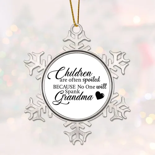 Vista 3 de Los niños son a menudo mimados porque nadie lo azotará a la abuela, adorno de copo de nieve de metal para árbol de Navidad, decoración colgante