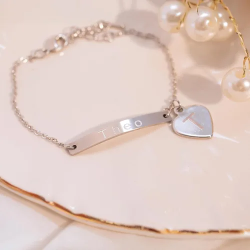Vista 2 de Tobillera personalizada con corazón, plata de 16 quilates, chapada en oro rosa, con delicada barra de nombre, un regalo considerado