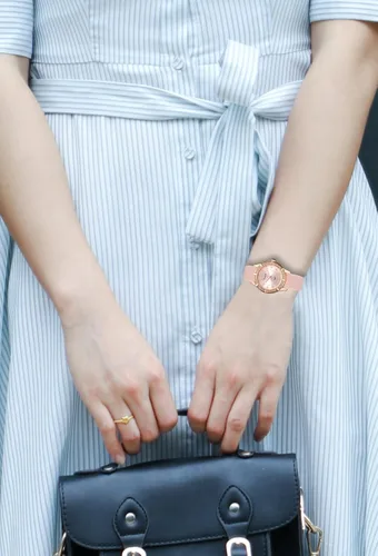 Vista 3 de Reloj de enfermera para mujer con bisel de cristal, correa de silicona, movimiento de cuarzo, reloj de pulsera impermeable para mujer