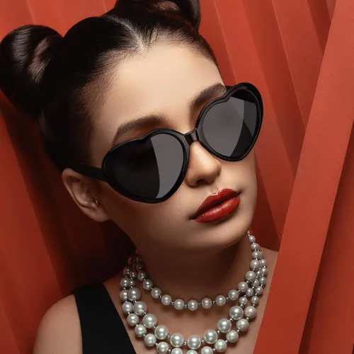 Vista 2 de LVIOE Lentes de sol de corazón para mujer, lentes de sol polarizados en forma de corazón con protección UV estilo corazón retro para ir de compras