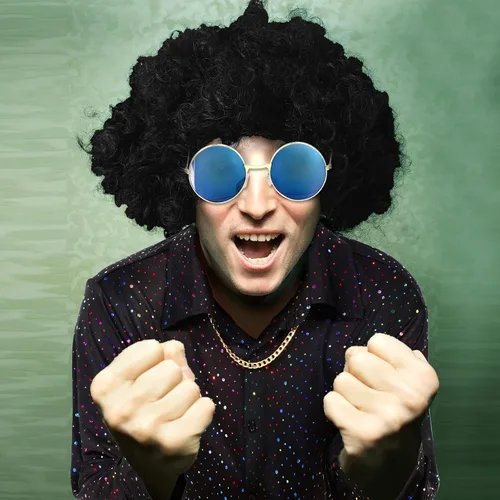 Vista 5 de Eurzom Conjunto de disfraz de discoteca que incluye camisa brillante con pantalón para hombre, peluca afro, collar, lentes de sol para fiesta